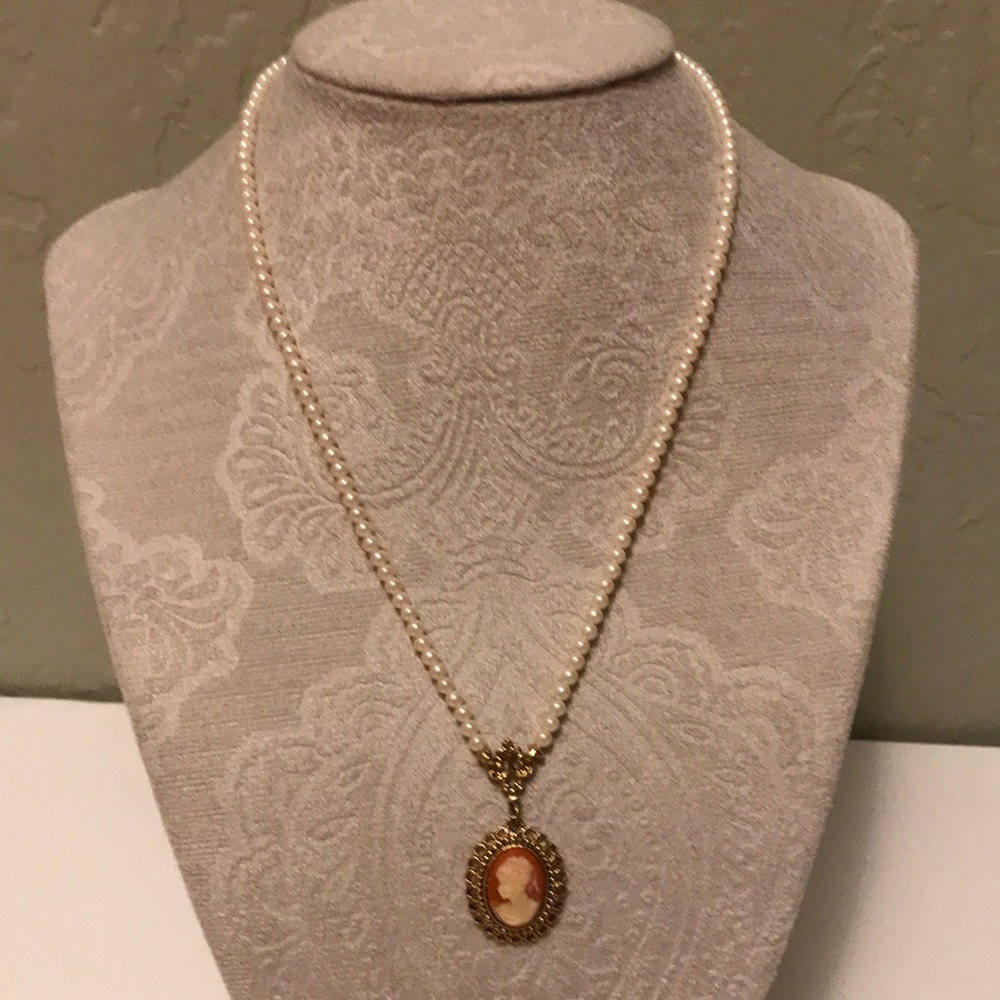 Cameo necklace with faux pearls
